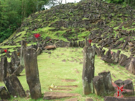 Гунунг Паданг: Древнейшая пирамида или просто гора с осколками базальта?