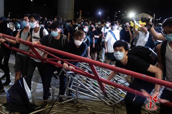Сотни тысяч жителей Гонконга вышли на демонстрацию против «злого закона» об экстрадиции в Китай. Полиция применила дубинки и слезоточивый газ