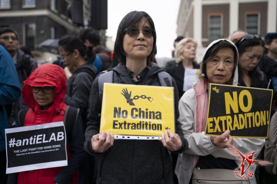 Сотни тысяч жителей Гонконга вышли на демонстрацию против «злого закона» об экстрадиции в Китай. Полиция применила дубинки и слезоточивый газ