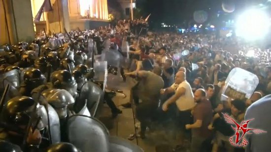 Тысячи протестующих, слезоточивый газ, антироссийские лозунги. У парламента Грузии прошла массовая акция