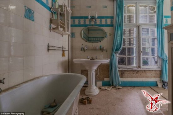 Внутри таинственного французского особняка, который 20 лет стоит заброшенным