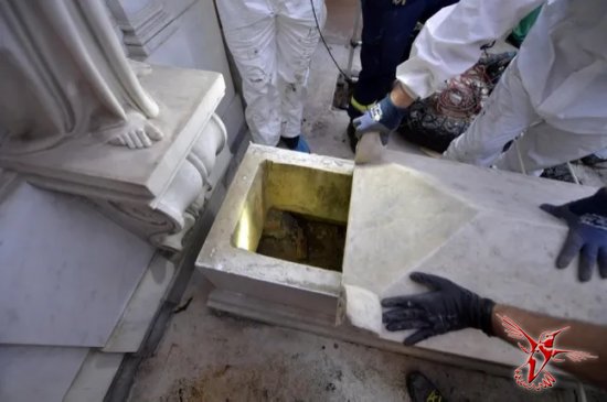 В Ватикане вскрыли могилы двух немецких принцесс из-за пропавшей 36 лет назад девочки. Они оказались пустыми