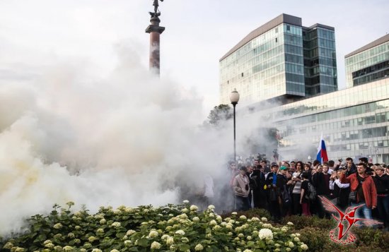 «Медуза» нашла провокатора, кинувшего дымовую шашку на митинге на Трубной площади. Им оказался руководитель благотворительного фонда «Антошка»